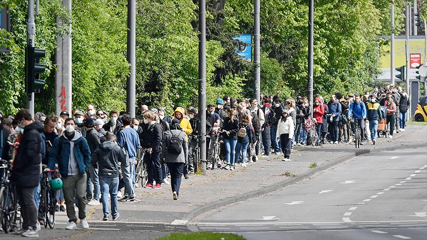 Orang ramai beratur untuk mendapatkan vaksin AstraZeneca di masjid terbesar di Cologne, 8 Mei, 2021. (Foto AP)