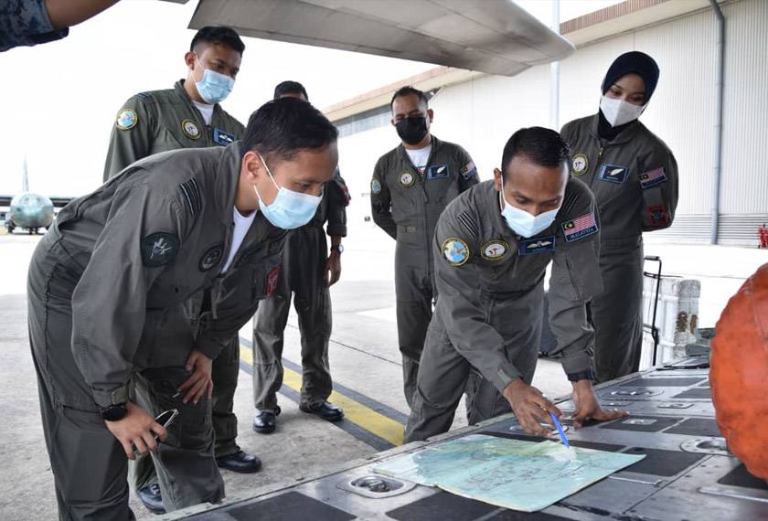 Sebelum terbang, anggota sentiasa berbincang dan merancang strategi bagi memastikan semuanya berjalan lancar.