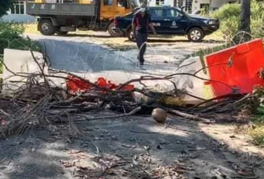 Penghadang jalan dan kawat duri yang dibakar oleh beberapa penduduk. - Astro AWANI