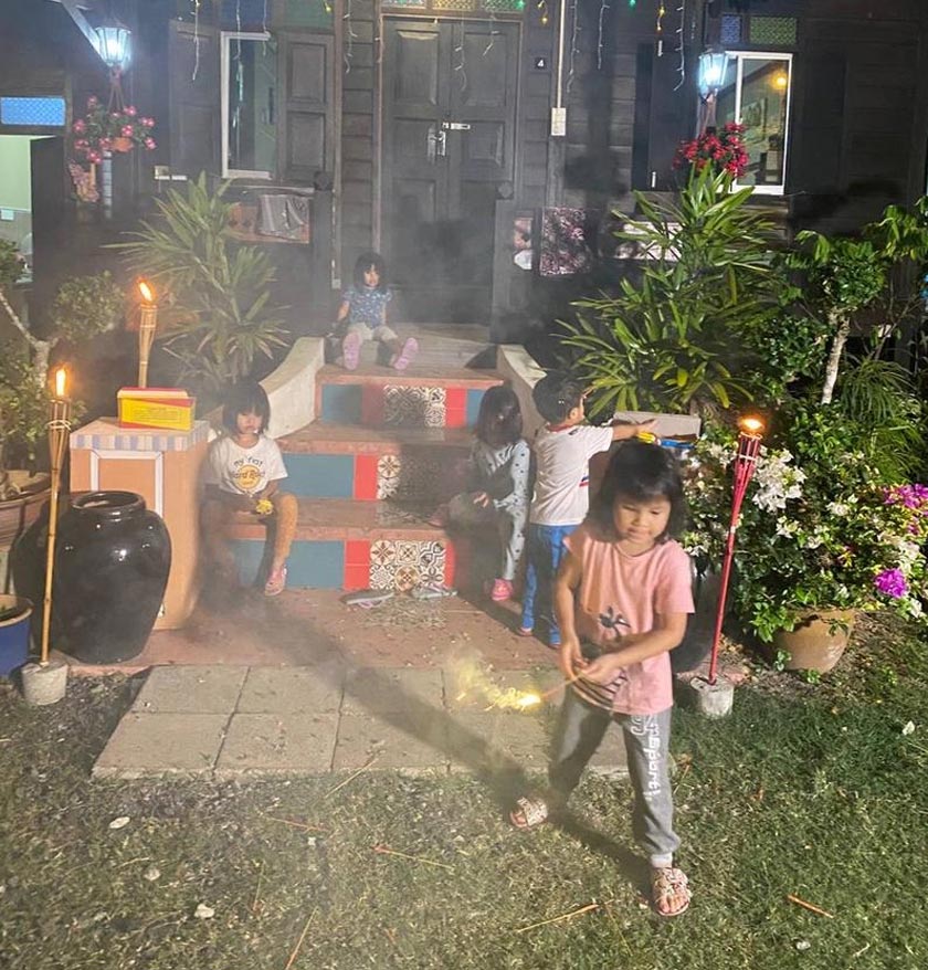 Kanak-kanak yang membesar di bandar dapat merasai suasana kampung. - Gambar hiasan