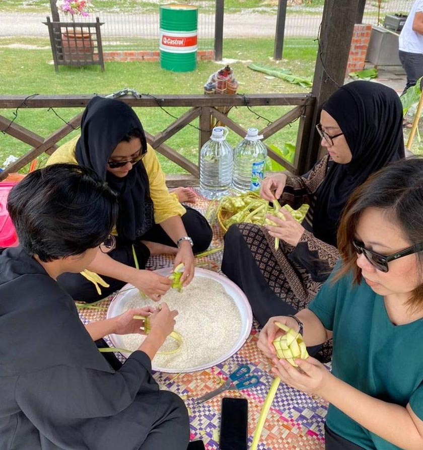 Pengunjung juga berpeluang merasai cara menganyam ketupat. - Gambar hiasan