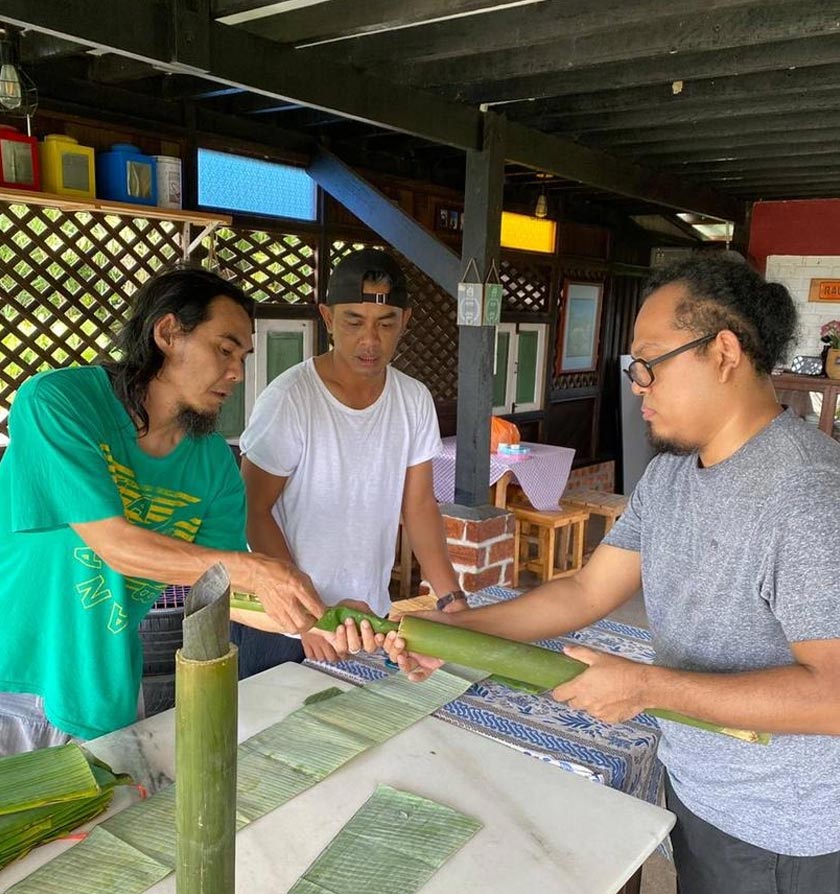 Bukan sahaja ketupat, pengunjung juga boleh membuat lemang bagi membangkitkan suasana aidilfitri. - Gambar hiasan
