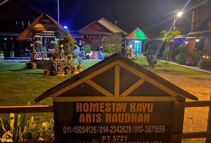   Pemandangan di waktu malam dari hadapan homestay - Gambar Mahani Muhammad.