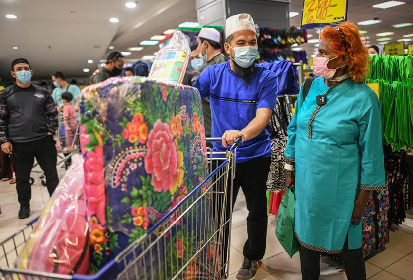 Ebit Lew sempat membeli pakaian baru buat wanita ini dan kerana dia sukakan warna hijau, semua pakaian barunya berwarna hijau.
