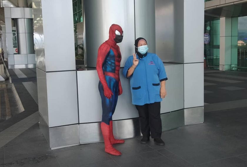 Orang ramai yang terserempak dengan Man berkesempatan untuk menyapa serta bergambar dengannya. -Gambar Astro AWANI 