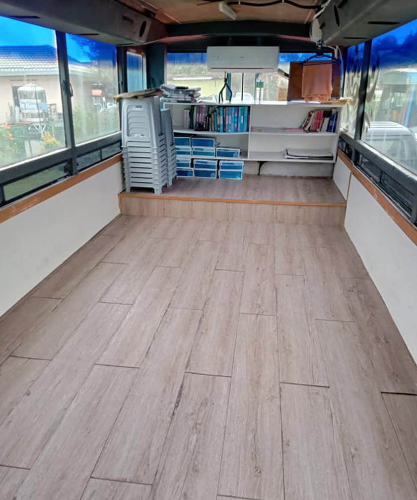 Suasana dalam bas lama yang diubah suai menjadi kelas pengajian.