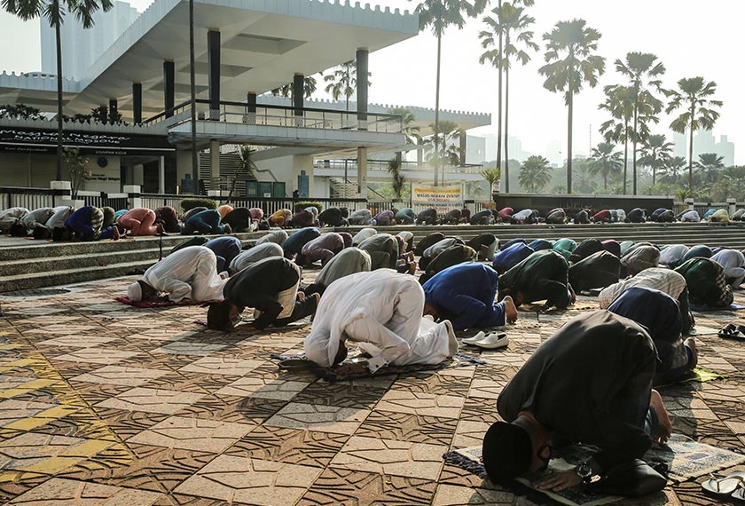 Majlis Keselamatan Negara (MKN) menghadkan 50 orang jemaah semasa dalam tempoh Perintah Kawalan Pergerakan (PKP) di seluruh negara ekoran kes Covid-19 yang masih meningkat baru-baru ini.