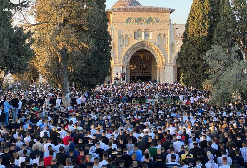 Ribuan rakyat Palestin menunaikan solat di Masjid Al-Aqsa - Foto Twitter @FriendsofAlAqsa