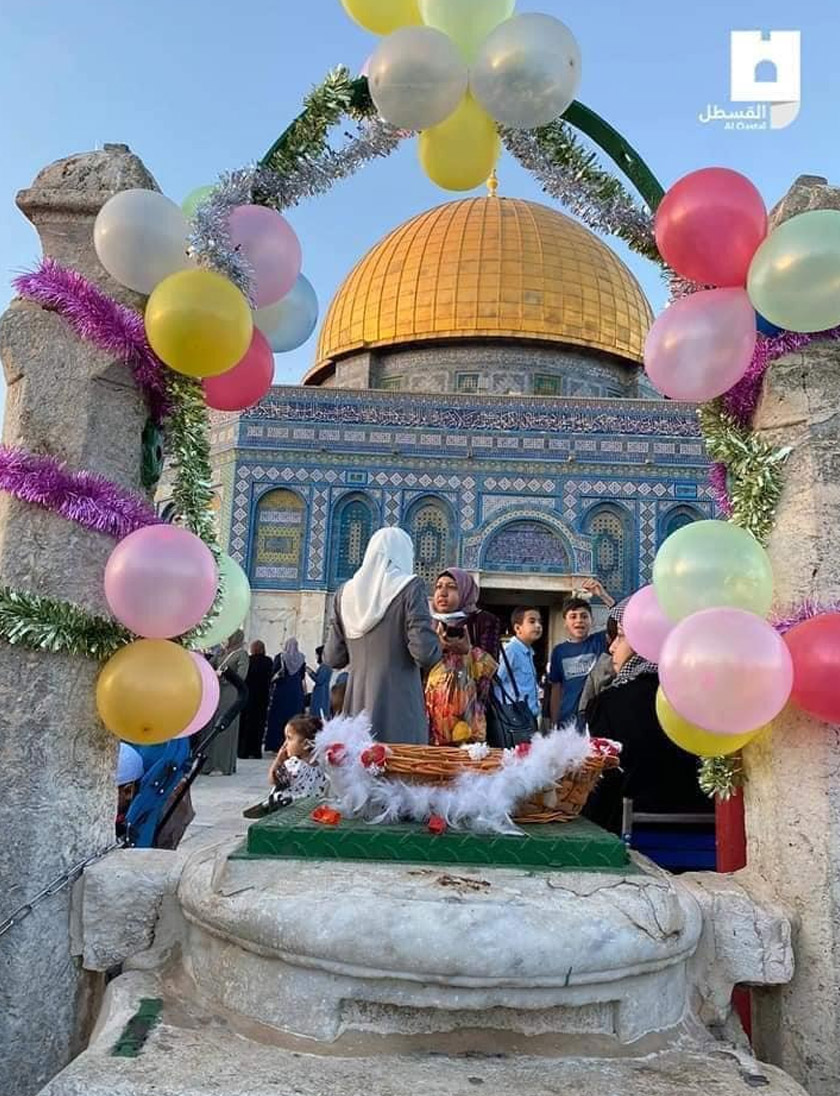 Seisi keluarga berkumpul di perkarangan antara Masjid Al-Aqsa dan Dome of The Rock. - Foto Twitter @FriendsofAlAqsa