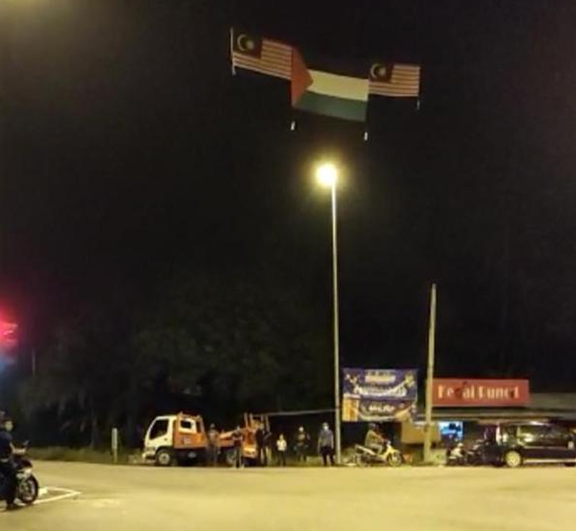 Mereka merancang untuk memasang bendera yang sama di beberapa tempat lagi di sekitar kawasan Sungai Manik. - Foto ihsan pembaca