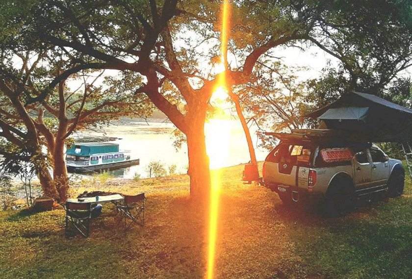 Teh Tarik 1 dilengkapi khemah di atas bumbung.