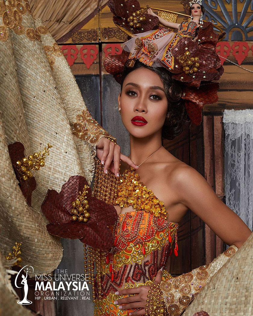 Kampungku rekaan Carven Ong menerima respon positif daripada peminat ratu cantik di seluruh dunia, namun mampukah ia dijulang sebagai pemenang bagi segmen tersebut? FOTO: Miss Universe Malaysia