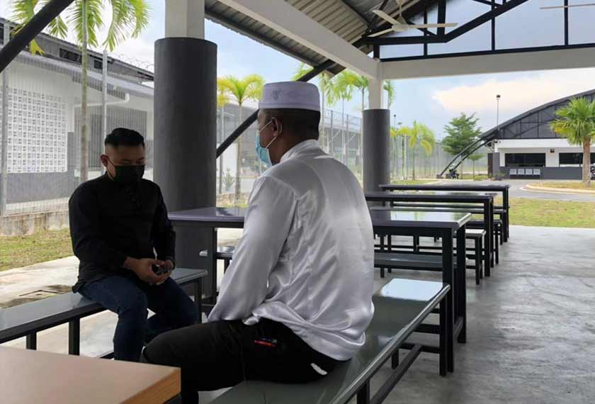 Penulis (kiri) ketika bertemu seorang pelatih di pusat pemulihan yang sudi berkongsi kisah hidupnya. - Astro AWANI