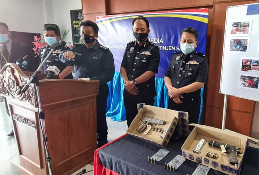 Antara senjata yang ditemui dan dirampas pihak polis dalam serbuan itu.