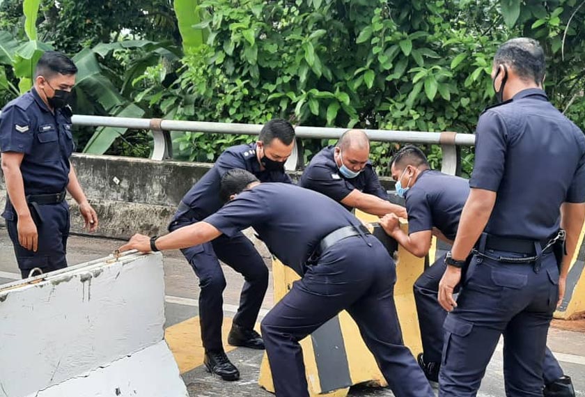 Penghadang tersebut diletakkan bagi menghalang pergerakan kenderaan keluar dan masuk daerah Kota Setar dalam tempoh Perintah Kawalan Pergerakan Diperketatkan (PKPD) bermula 19 Mei sehingga 1 Jun depan. - Foto Astro AWANI