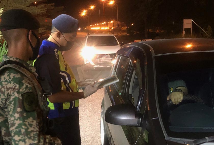 Pemeriksaan polis di sekatan jalan raya (SJR) Kepala Batas. - Foto Astro AWANI