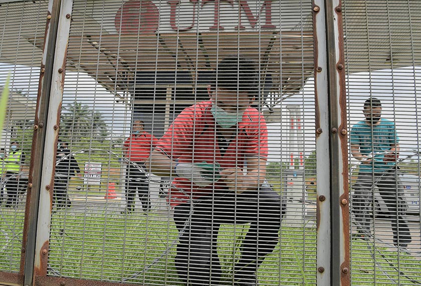 Anggota unit bahagian Keselamatan UTM bersama pihak polis melakukan kerja-kerja pemasangan pagar kawat berduri di gate 2 di UTM Skudai, Johor Bahru, 20 Mei, 2021. --fotoBERNAMA
