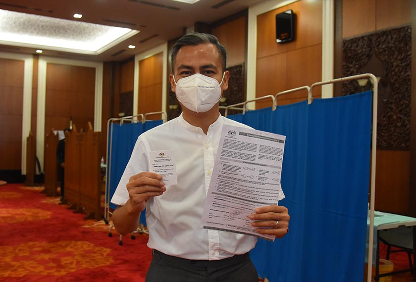 Fahmi Fadzil (PH-Lembah Pantai) antara Ahli Dewan Rakyat yang menerima dos penggalak COVID-19 hari ini. - Foto Jabatan Penerangan Malaysia