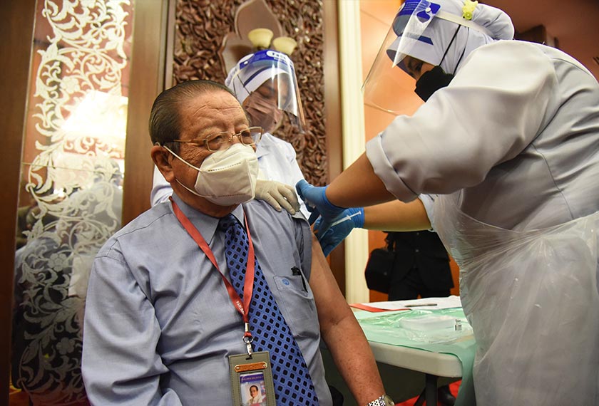 Ahli Parlimen Iskandar Puteri, Lim Kit Siang menerima suntikan dos penggalak hari ini. - Foto Jabatan Penerangan Malaysia