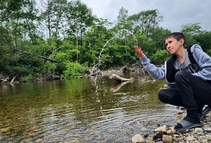 Denis lebih selesa tinggal di kampung, melakukan aktiviti kegemarannya di sana.