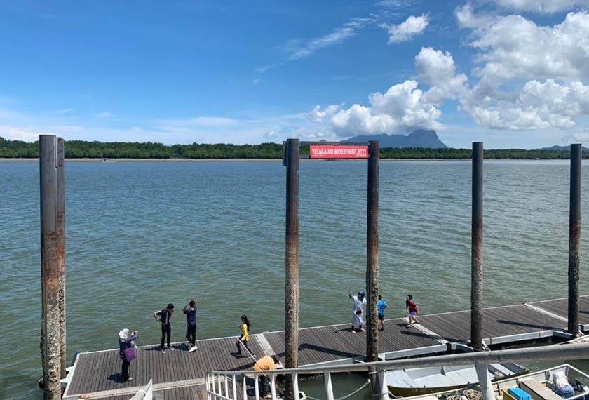 Jeti yang membawa pelancong untuk ke pulau brhampiran - Gambar Astro AWANI