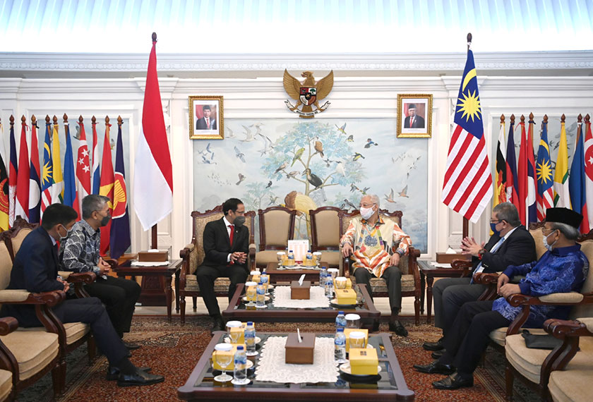 erdana Menteri Datuk Seri Ismail Sabri Yaakob (kanan) beramah mesra dengan Menteri Pelajaran, Kebudayaan, Penyelidikan dan Teknologi Indonesia Nadiem Anwar Makarim sebaik tiba di Lapangan Terbang Antarabangsa Halim Perdanakusuma sempena lawatan rasmi tiga hari ke Indonesia, di Jakarta, hari ini. - Foto BERNAMA