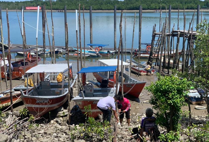 Pekerja tempatan sedang menyiapkan bot untuk turun ke laut - Gambar Astro AWANI