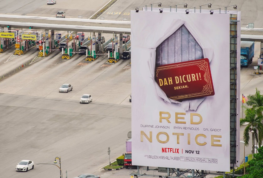 Telur emas Cleopatra yang hilang pada pada papan iklan di Lebuhraya Kuala Lumpur - Seremban. - Gambar fail