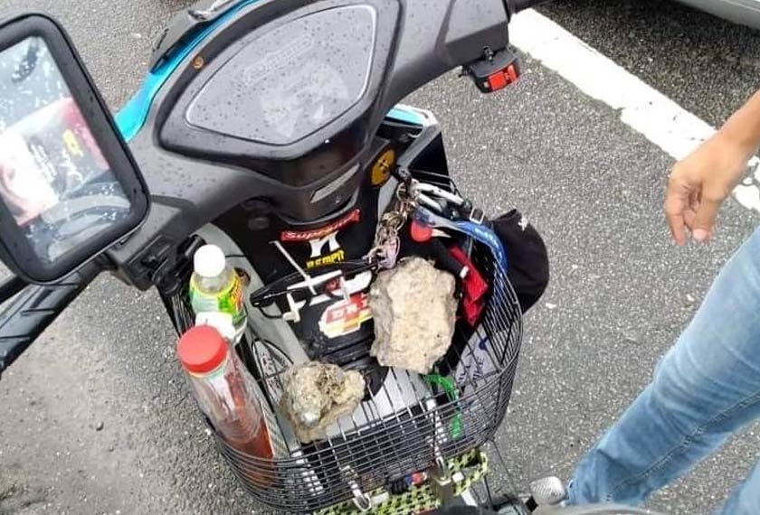 anggota polis memberhentikan motosikal itu dan menjalankan pemeriksaan sebelum menemui dua ketul batu dalam bakul kenderaan berkenaan.