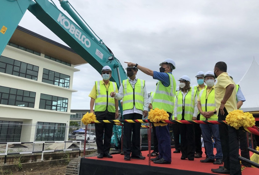 Fadillah merasmikan Majlis Pecah Tanah Projek Pembinaan Jalan Akses ke Kawasan Selatan Lapangan Terbang Antarabangsa Kuching di Jalan Stampin. - Foto Astro AWANI