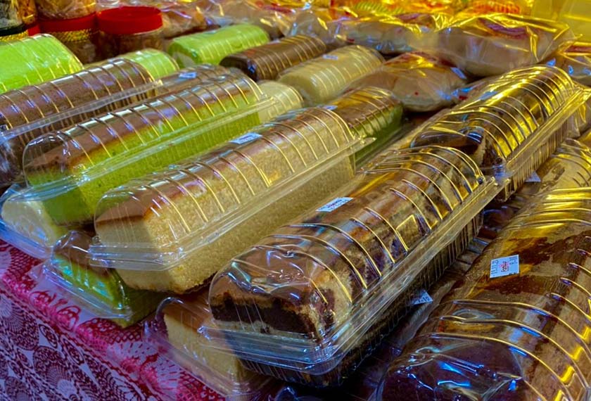 Aneka pilihan roti dan kek yang disediakan di Famous Bakery. Foto: Astro AWANI