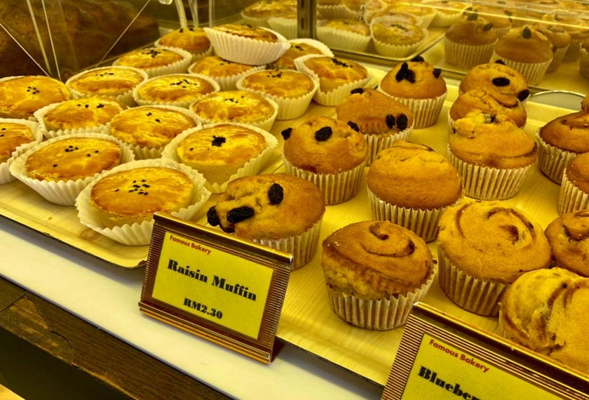 Aneka pilihan roti dan kek yang disediakan di Famous Bakery. Foto: Astro AWANI