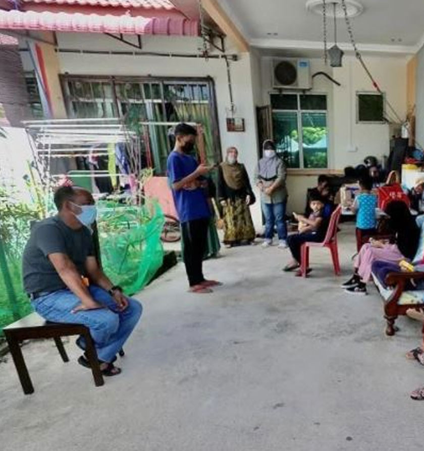 Ahli keluarga menunggu jenazah Alisha di rumahnya.