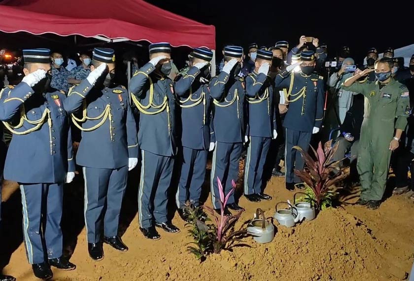 Upacara pengebumian kemudian disempurnakan dengan penuh istiadat ketenteraan.