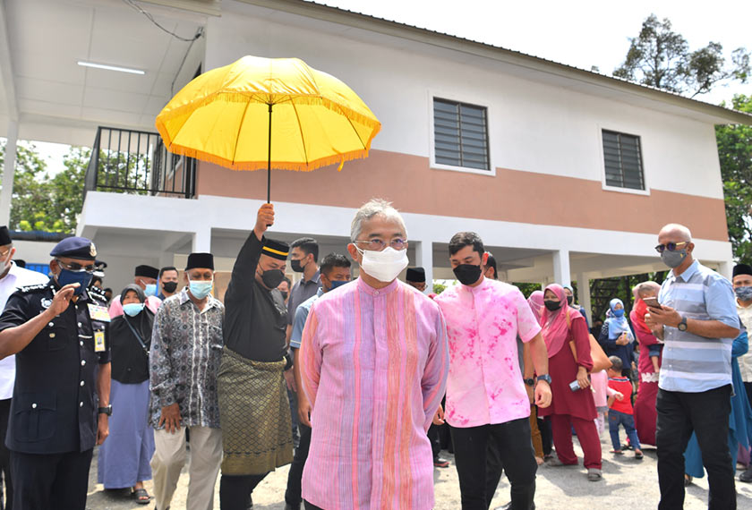 ketibaan baginda pada pukul 11.30 pagi diiringi anakanda Tengku Arif Bendahara Tengku Muhammad Iskandar Ri'ayatuddin Shah.