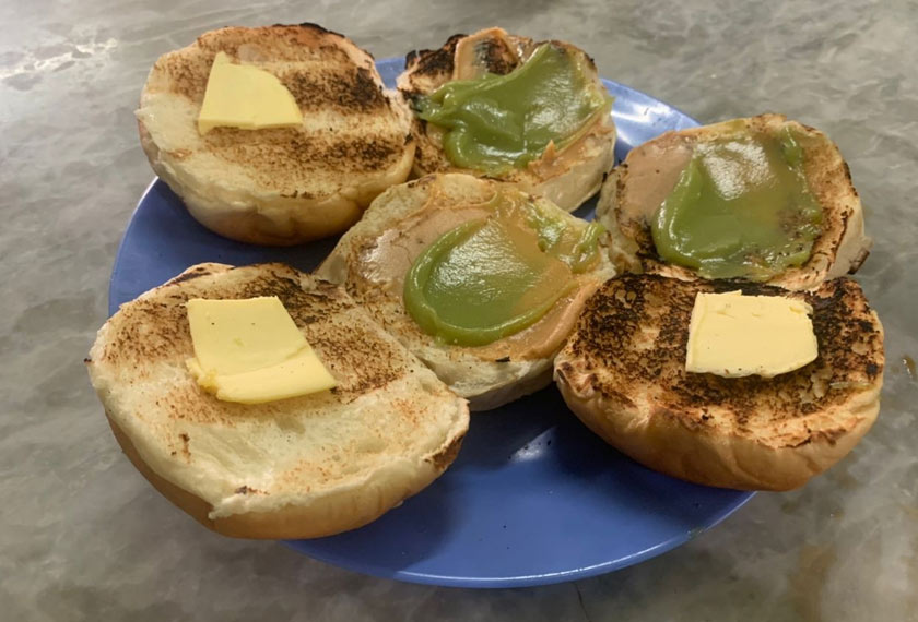 Roti bakar yang disapu mentega biasa, kacang dan kaya pandan