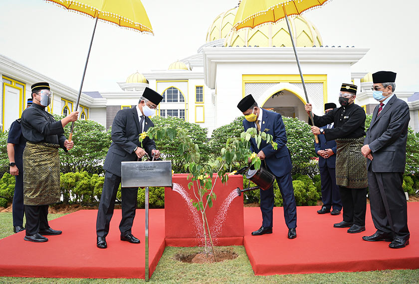 Yang di-Pertuan Agong Al-Sultan Abdullah Ri’ayatuddin Al-Mustafa Billah Shah (tiga, kiri) bersama Sultan Kedah Al Aminul Karim Sultan Sallehuddin Almarhum Sultan Badlishah (empat, kanan) berkenan menanam Pokok Rajah Kayu sebagai simbolik Sultan Kedah mempengerusikan Mesyuarat Majlis Raja-Raja ke-257 di Istana Negara hari ini. - Foto Bernama