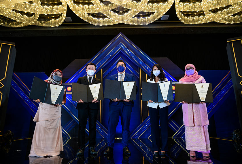 Penerima Geran Anugerah Merdeka 2021 (dari kiri), Dr Aini Hasanah Abd Mutalib, Ir Dr Freddy Tan Kheng Suan, Dr Wan Nor Fitri Wan Jaafar, Jessica Ooi Sui Ying dan Profesor Madya Dr Nur Adlyka Ainul Annuar bergambar bersama. - Foto BERNAMA