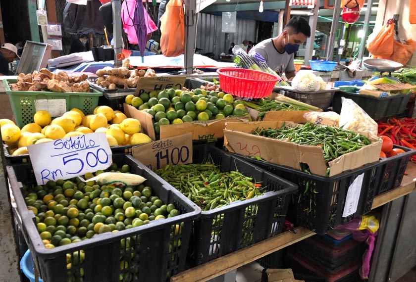Menurut peniaga, ada sayur yang meningkat harga dua kali ganda. - Foto Astro AWANI