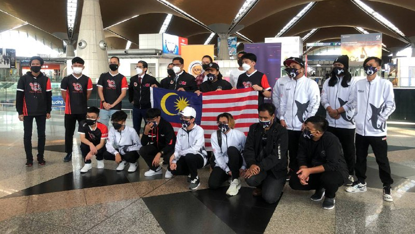 Majlis penyerahan bendera Malaysia dan pelepasan pemain Todak dan SMG ke Singapura bagi menghadapi Kejohanan Dunia Mobile Lagend (M3) di Lapangan Terbang Antarabangsa Kuala Lumpur (KLIA). - eGGNetwork