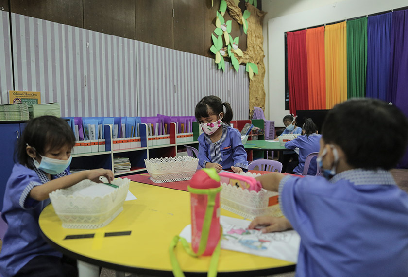 Pengasuh yang bertauliah dan persekitaran yang kondusif mempengaruhi perkembangan psikologi kanak-kanak. - Gambar hiasan-