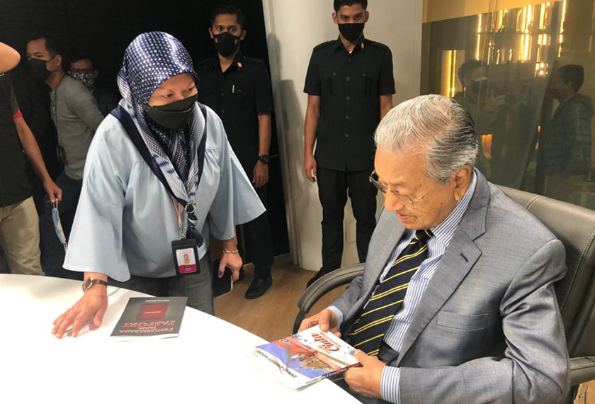 Senandika Cinta & Korona di Rusia, sebuah buku genre perubatan di Rusia, diserahkan untuk bacaan kepada bekas Perdana Menteri, Tun Dr Mahathir Mohamad, dua hari selepas ia diterbitkan. - Gambar Astro AWANI