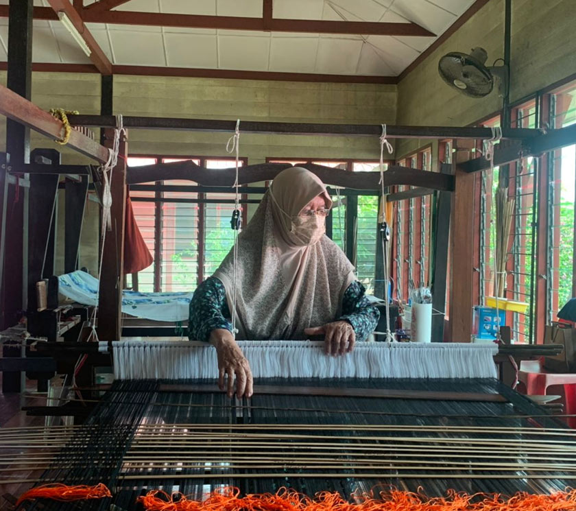 Salmiah tekun dalam proses menghasilkan songket Rajang - Gambar Astro AWANI