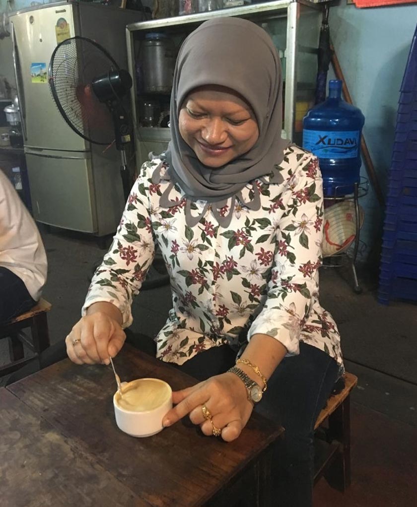 Kopi telur, kopi istimewa dari Vietnam dicari penggemarnya walaupun kedai yang menawarkan minuman ini selekeh dan tidak moden. Kopi telur dinikmati kerana rasanya likat, dipenuhi kuning telur dan diadun bersama susu pekat manis. - Gambar Astro AWANI