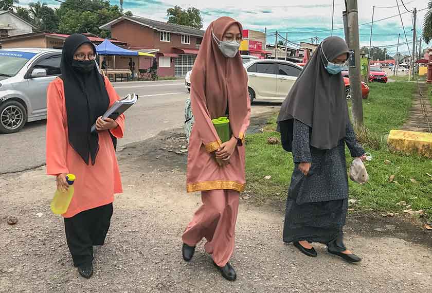 Sebahagian pelajar Tingkatan Enam SMK Raja Sakti, Kota Bharu, ketika hadir pada sesi persekolahan secara bersemuka hari ini. --fotoBERNAMA