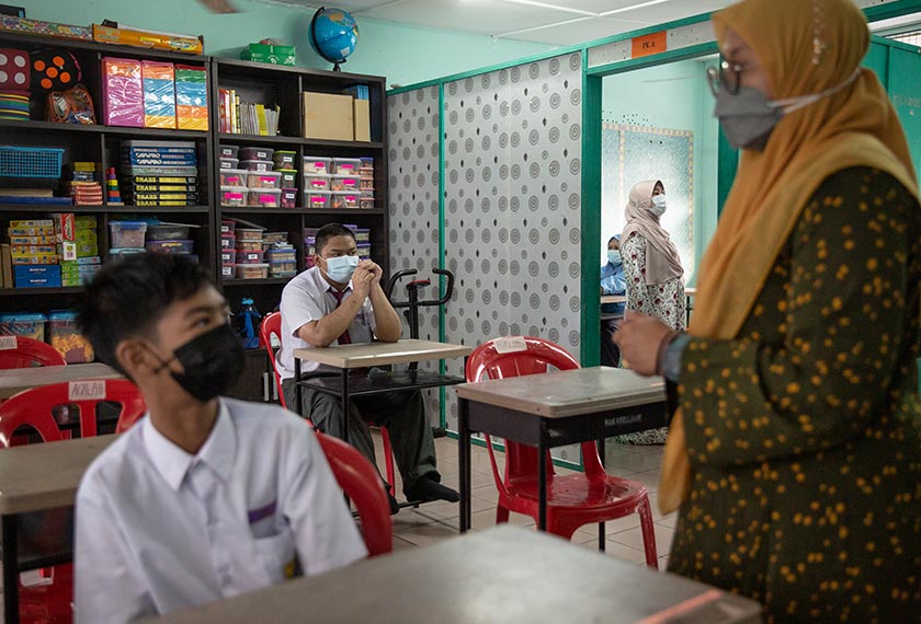 Antara pelajar yang hadir ke SMKTT, Ampang bagi memulakan sesi pembelajaran pada pembukaan sesi persekolahan secara bersemuka. - Astro AWANI/Shahir Omar