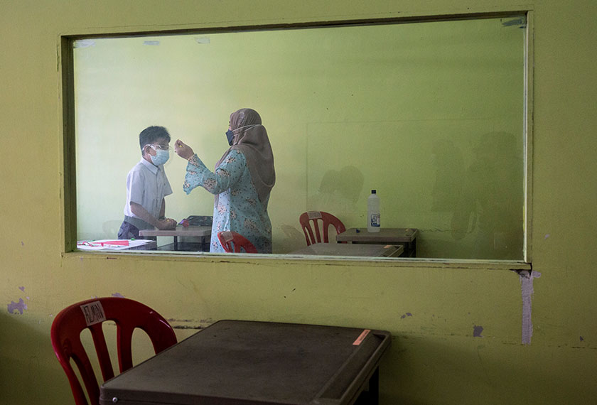 Pemakaian pelitup muka antara SOP ketat yang diamalkan di kawasan sekolah bagi memastikan keselamatan pelajar sempena pembukaan sesi sekolah secara bersemuka di SMKTT, Ampang. - Astro AWANI/Shahir Omar