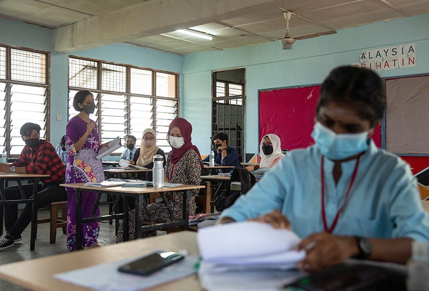 Sebahagian pelajar SMK Taman Tasik, Ampang hadir bagi memulakan sesi pembelajaran pada pembukaan sesi persekolahan secara bersemuka. - Astro AWANI/Shahir Omar