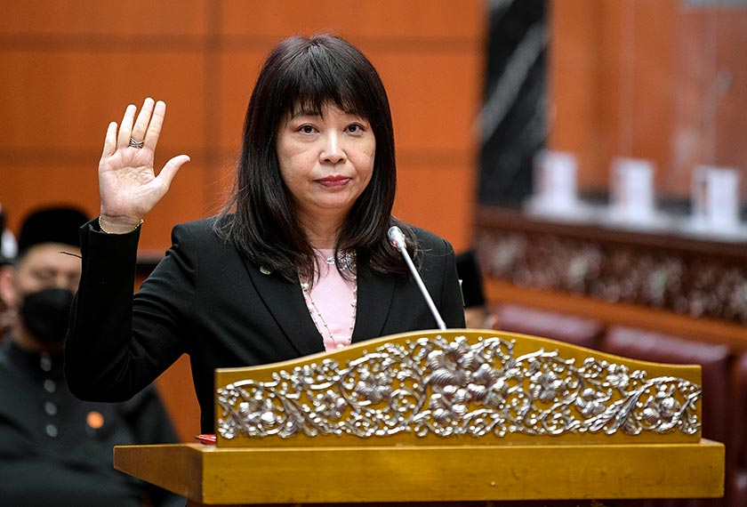 Lim Hui Ying mengangkat sumpah sebagai senator di Dewan Negara hari ini. --fotoBERNAMA