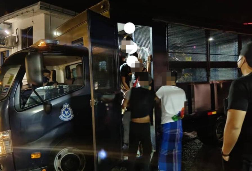 Suspek dibawa ke IPD Langkawi untuk tindakan lanjut. - Foto ihsan polis